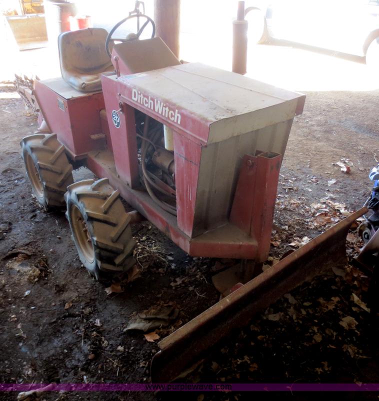 image for item F6827 Ditch Witch J20 trencher