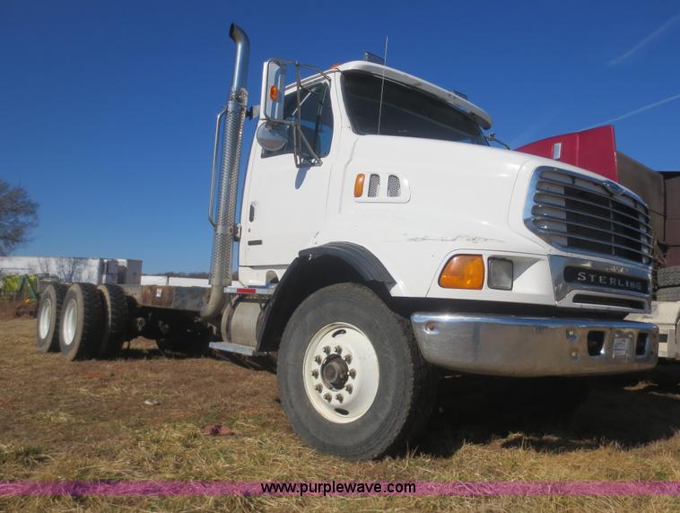image for item F6829 2000 Sterling L9500 cab and chassis