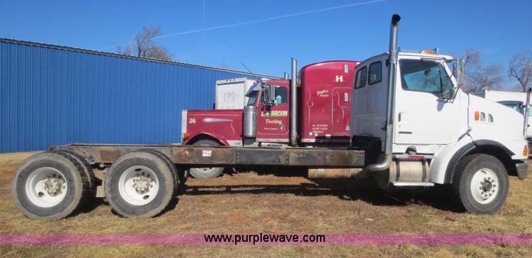 image for item F6829 2000 Sterling L9500 cab and chassis