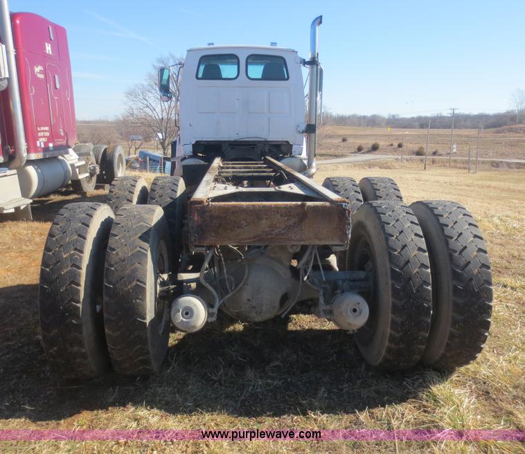 image for item F6829 2000 Sterling L9500 cab and chassis