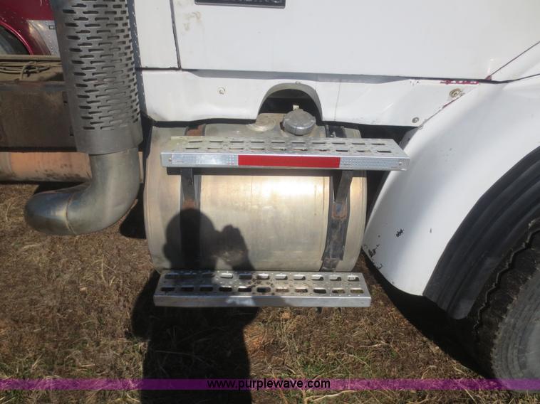 image for item F6829 2000 Sterling L9500 cab and chassis