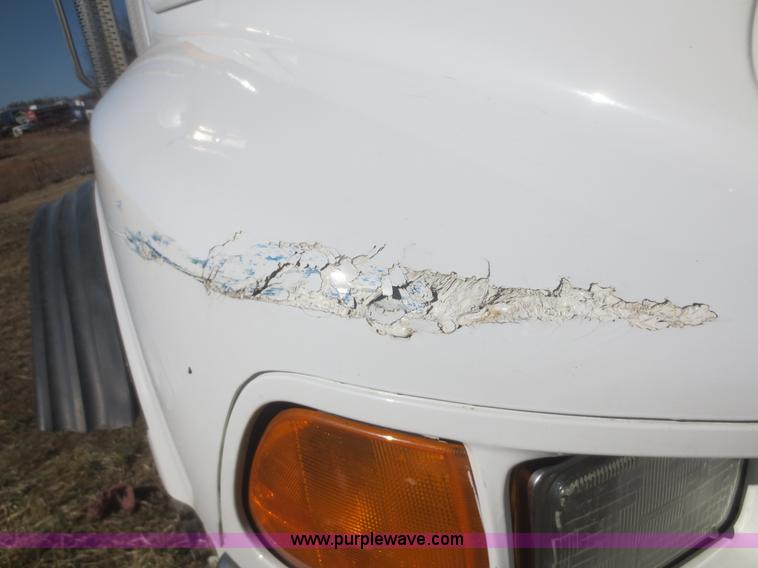 image for item F6829 2000 Sterling L9500 cab and chassis