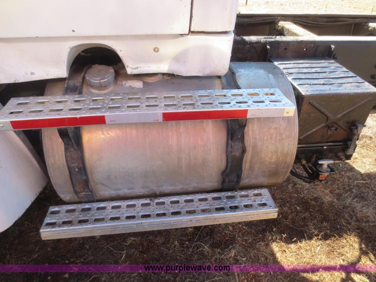 image for item F6829 2000 Sterling L9500 cab and chassis