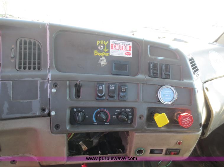 image for item F6829 2000 Sterling L9500 cab and chassis