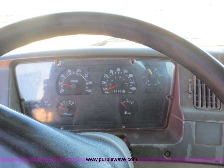 image for item F6829 2000 Sterling L9500 cab and chassis