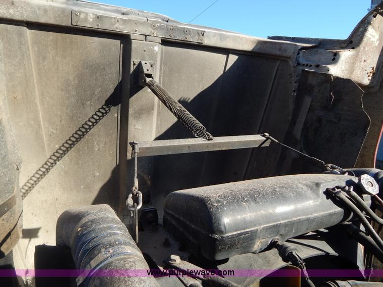 image for item G9350 1998 Freightliner FLD semi truck