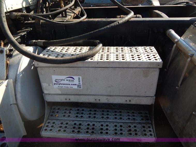 image for item G9350 1998 Freightliner FLD semi truck