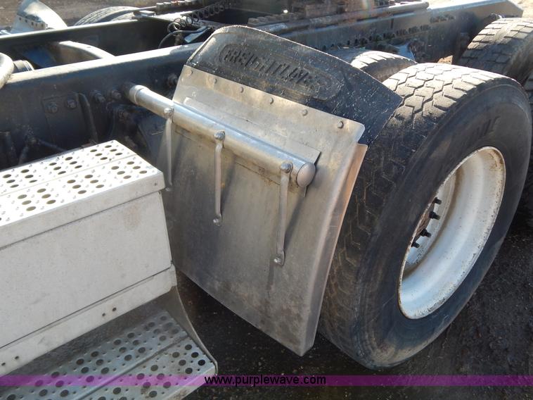 image for item G9350 1998 Freightliner FLD semi truck