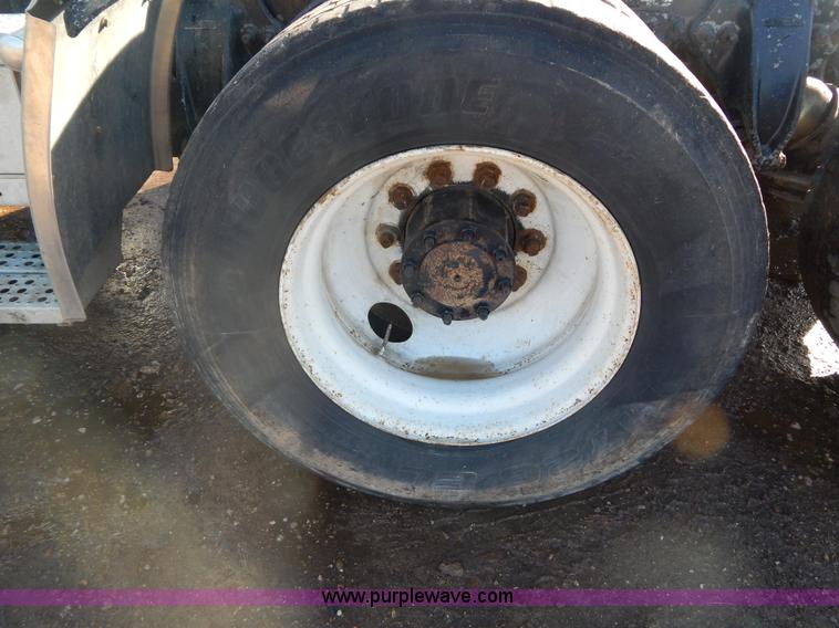 image for item G9350 1998 Freightliner FLD semi truck