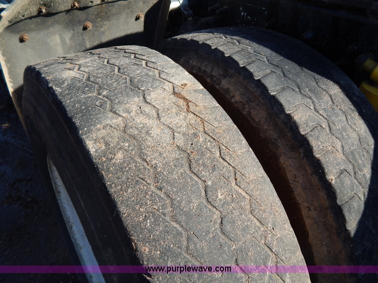 image for item G9350 1998 Freightliner FLD semi truck