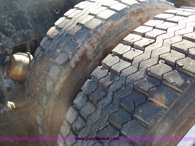 image for item G9350 1998 Freightliner FLD semi truck