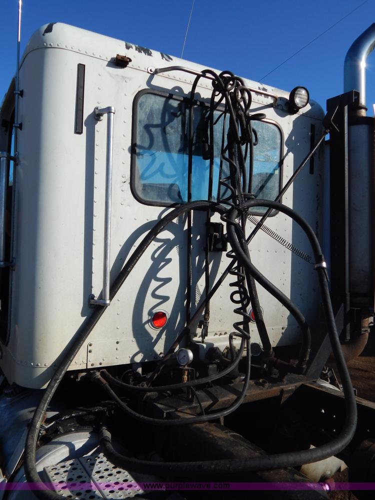 image for item G9350 1998 Freightliner FLD semi truck