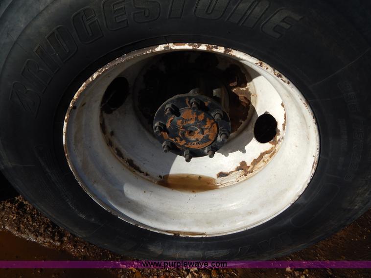 image for item G9350 1998 Freightliner FLD semi truck