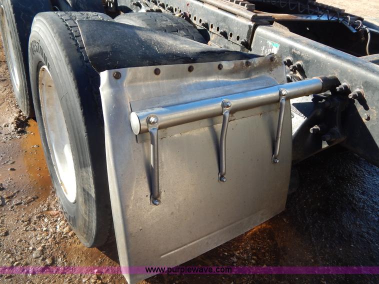 image for item G9350 1998 Freightliner FLD semi truck