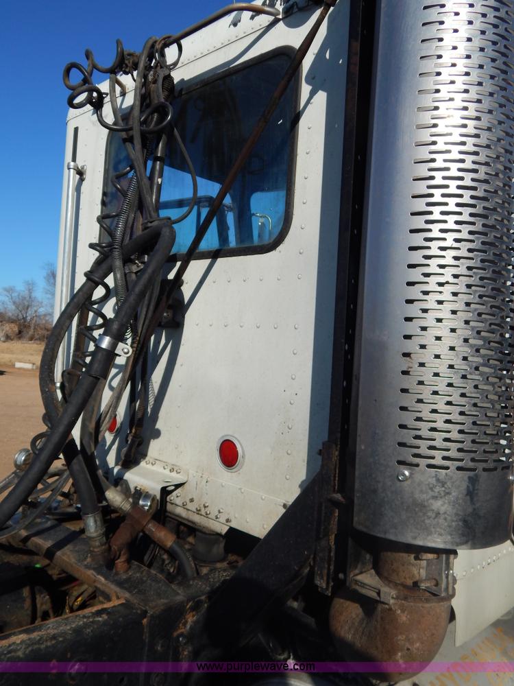 image for item G9350 1998 Freightliner FLD semi truck