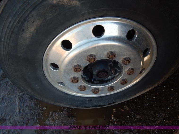 image for item G9350 1998 Freightliner FLD semi truck