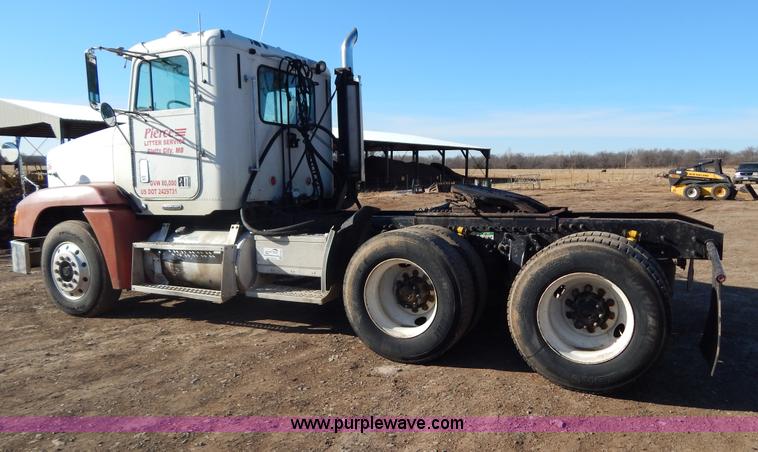 image for item G9350 1998 Freightliner FLD semi truck