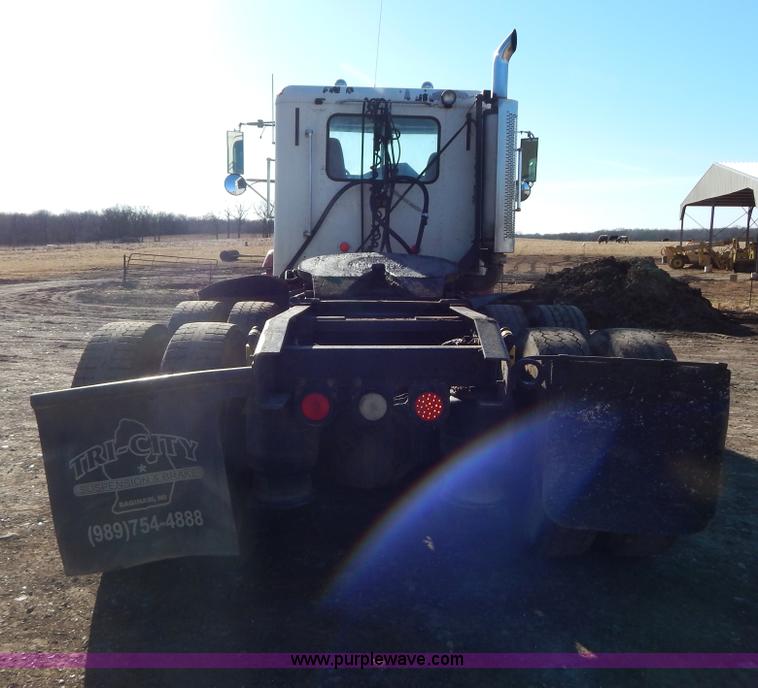 image for item G9350 1998 Freightliner FLD semi truck