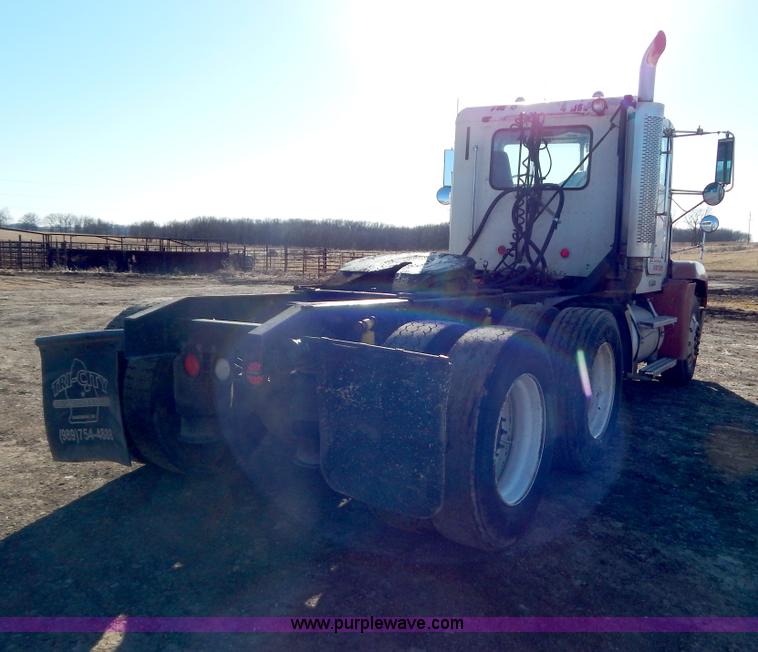 image for item G9350 1998 Freightliner FLD semi truck