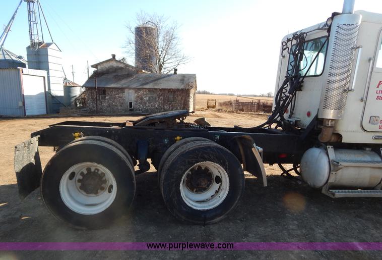 image for item G9350 1998 Freightliner FLD semi truck