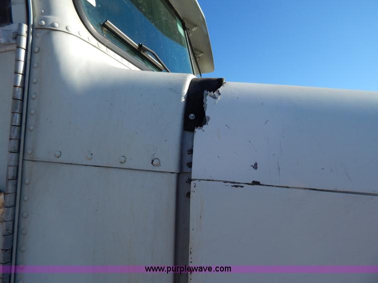 image for item G9350 1998 Freightliner FLD semi truck