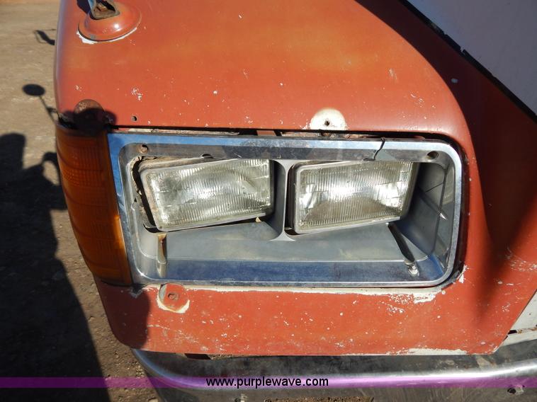 image for item G9350 1998 Freightliner FLD semi truck