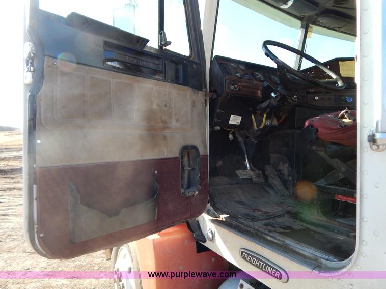 image for item G9350 1998 Freightliner FLD semi truck