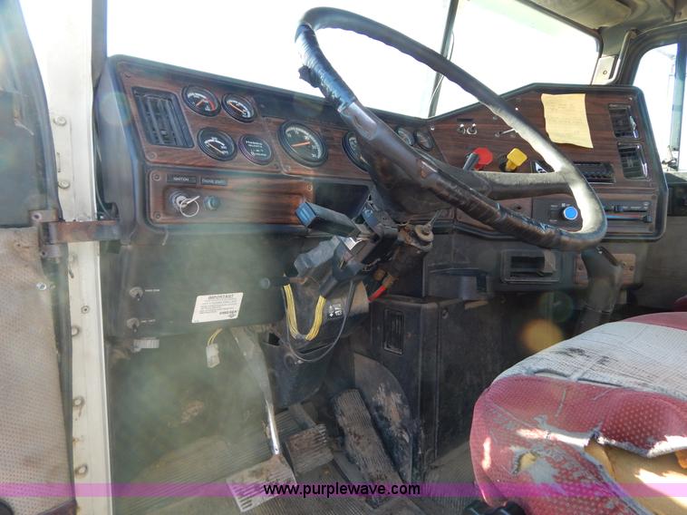 image for item G9350 1998 Freightliner FLD semi truck