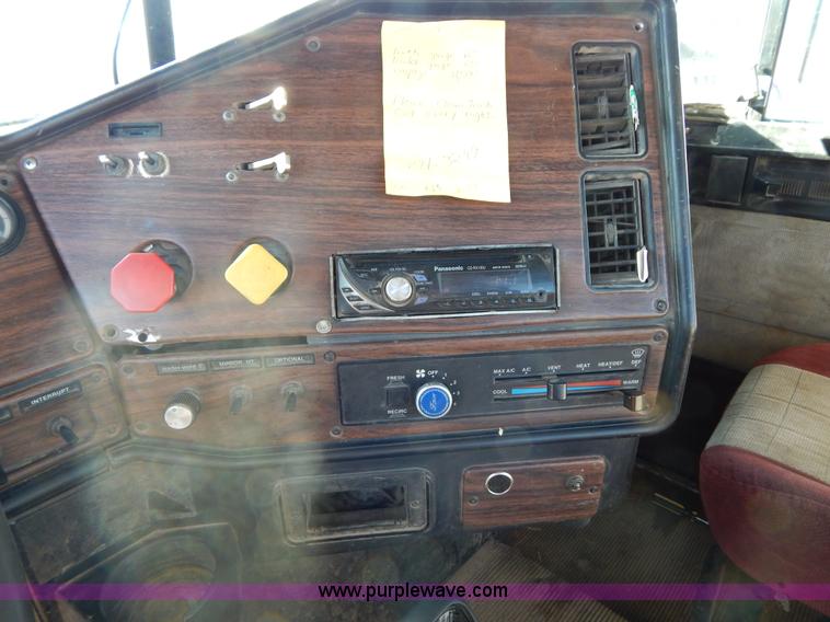 image for item G9350 1998 Freightliner FLD semi truck