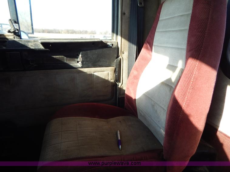 image for item G9350 1998 Freightliner FLD semi truck