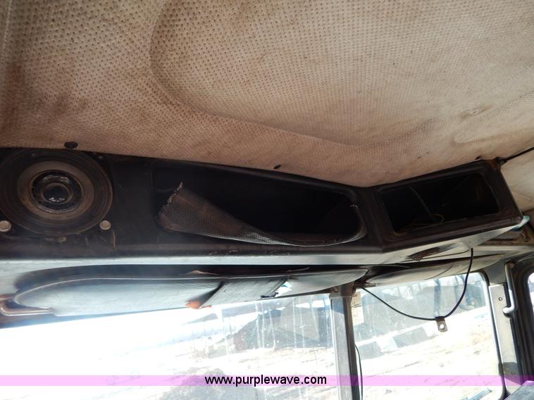 image for item G9350 1998 Freightliner FLD semi truck