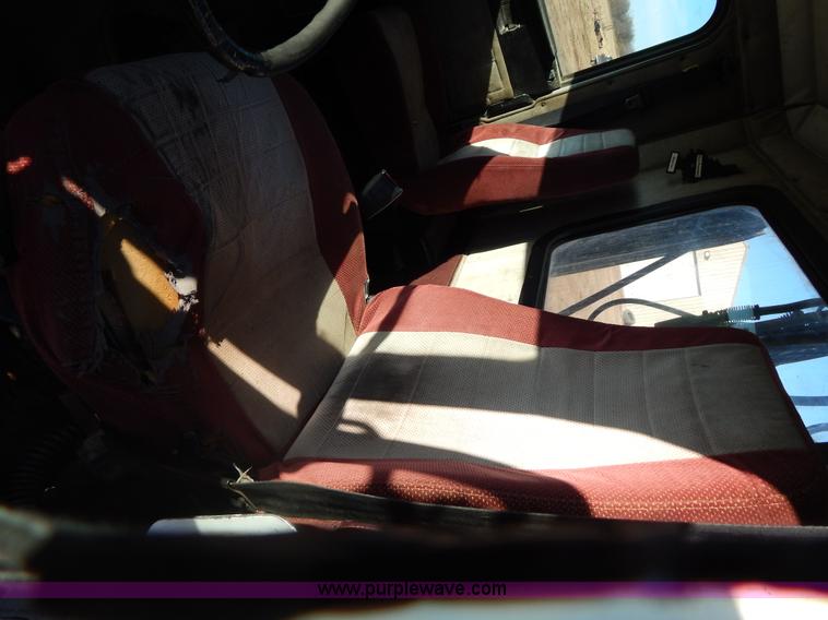 image for item G9350 1998 Freightliner FLD semi truck