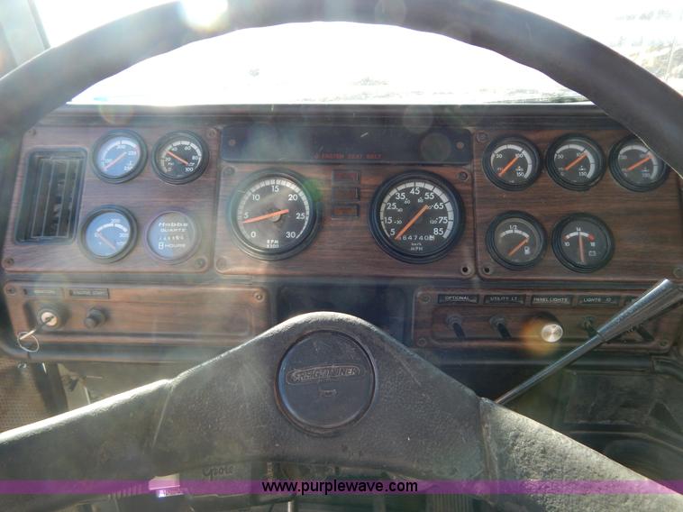 image for item G9350 1998 Freightliner FLD semi truck