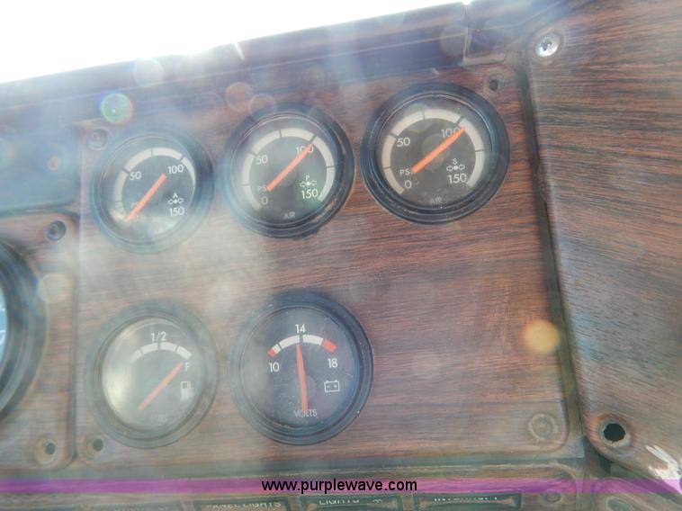 image for item G9350 1998 Freightliner FLD semi truck