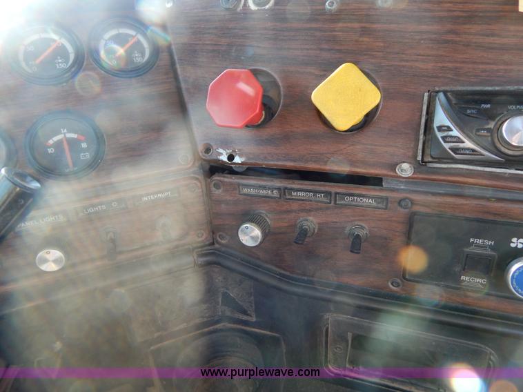 image for item G9350 1998 Freightliner FLD semi truck