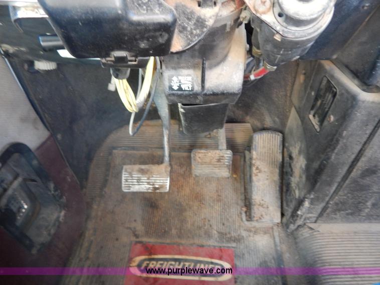 image for item G9350 1998 Freightliner FLD semi truck