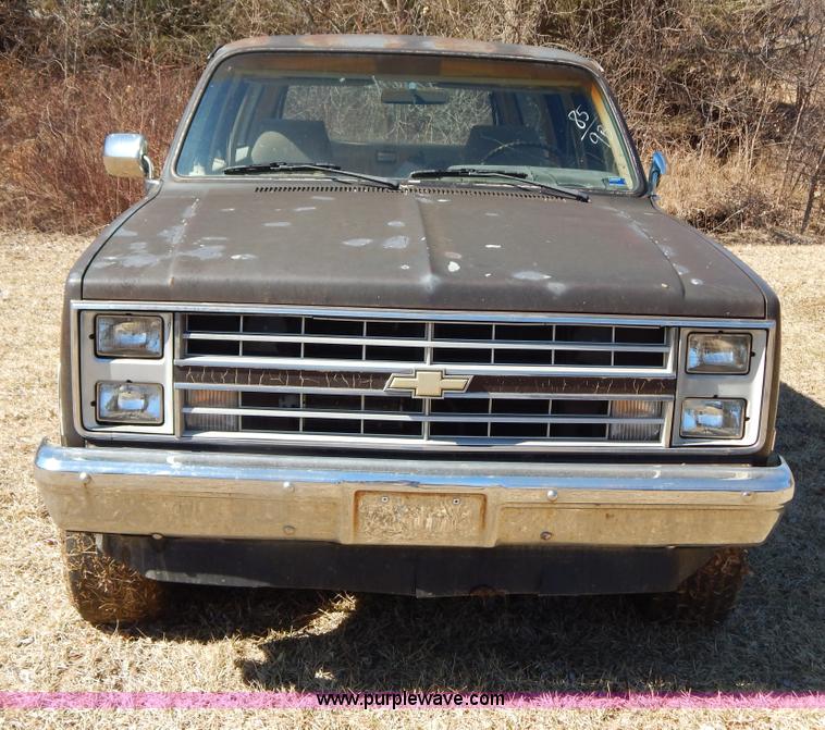 image for item I1114 1985 Chevrolet Suburban SUV