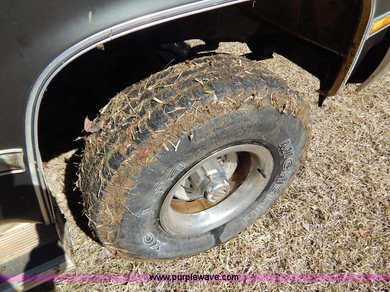 image for item I1114 1985 Chevrolet Suburban SUV