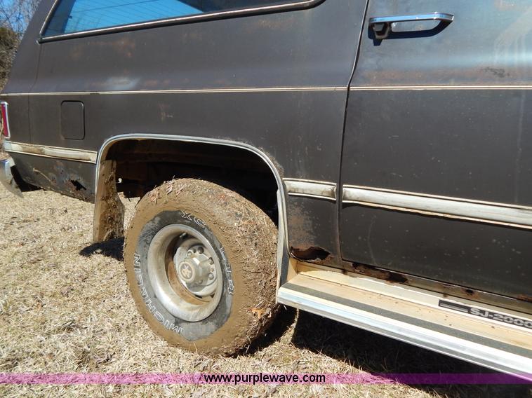 image for item I1114 1985 Chevrolet Suburban SUV