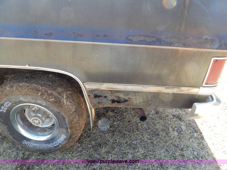 image for item I1114 1985 Chevrolet Suburban SUV