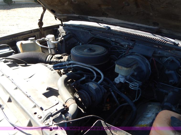 image for item I1114 1985 Chevrolet Suburban SUV