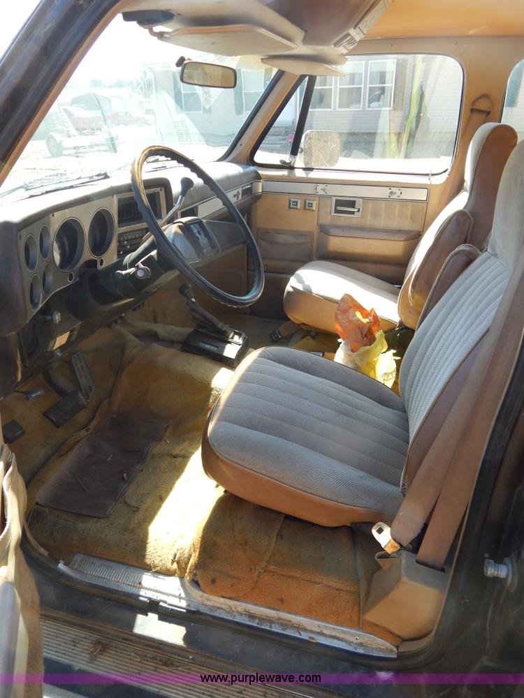 image for item I1114 1985 Chevrolet Suburban SUV