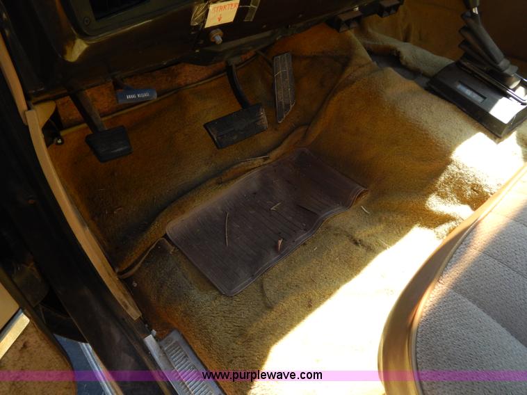 image for item I1114 1985 Chevrolet Suburban SUV