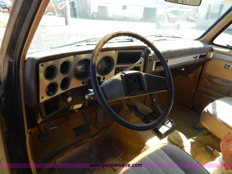image for item I1114 1985 Chevrolet Suburban SUV