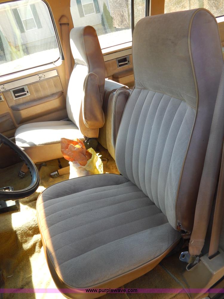 image for item I1114 1985 Chevrolet Suburban SUV