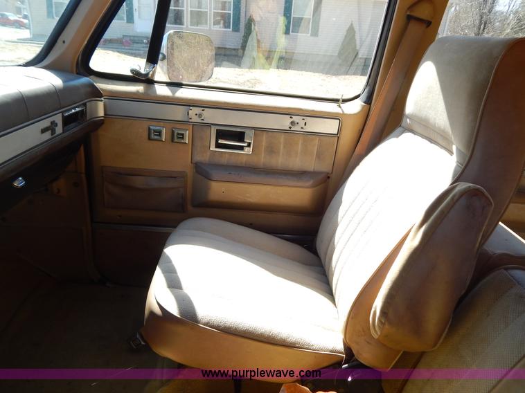 image for item I1114 1985 Chevrolet Suburban SUV