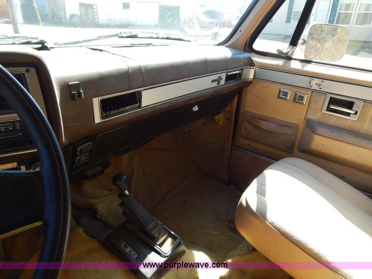 image for item I1114 1985 Chevrolet Suburban SUV