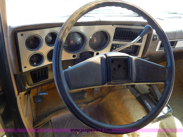 image for item I1114 1985 Chevrolet Suburban SUV