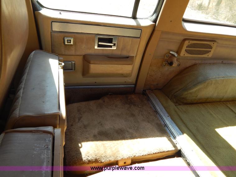 image for item I1114 1985 Chevrolet Suburban SUV