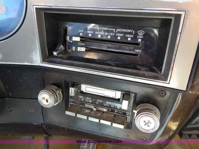 image for item I1114 1985 Chevrolet Suburban SUV